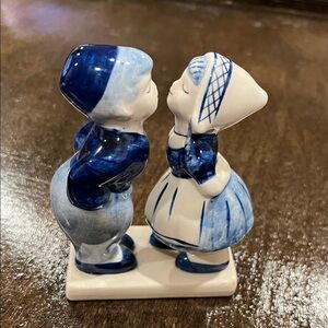 Dutch Delft Blue Kissing Couple Vintage